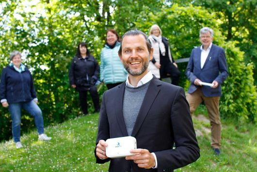 Markus Kessler übergibt an die vier Gemeinde Kita´s die Ozon Warnung Box.